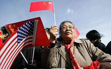 Die in Seattle lebende Chinesin Huiying He mit Fahne