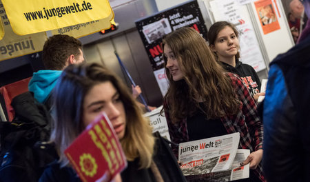 Am Stand von junge Welt auf der Rosa-Luxemburg-Konferenz am 9. J...