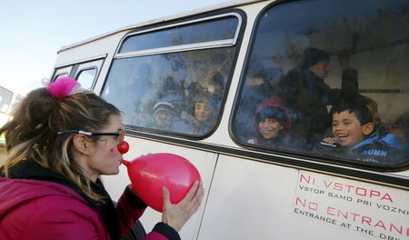 Flüchtlingskinder auf dem Weg nach Österreich vor der Abfahrt au...