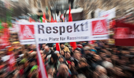 Auf dem Stuttgarter Schlossplatz demonstrierten Tausende und for...