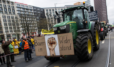 130 Traktoren führten die Demonstration auf dem Weg zum Bundeska...