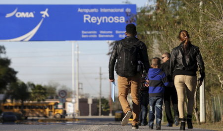 Kubanische Migranten kurz vor dem letzten Reiseabschnitt am mexi...