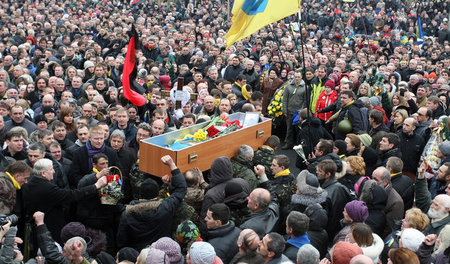 Die Beisetzung erschossener »Maidan«-Kämpfer wird zur politische...