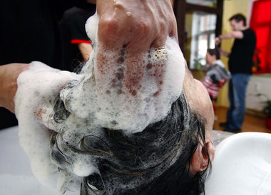 Land der gewaschenen Köpfe. Tariflohn für den Friseurmeister: 5,...