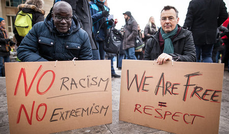 »Nein zu Rassismus, nein zu Extremismus« – Flüchtlinge fordern R...