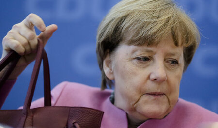 Angela Merkel (CDU) hält fest. Hier ihre Tasche, beim Vorstandst...