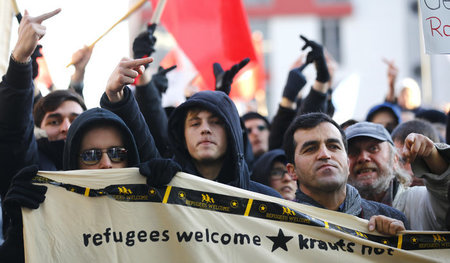 Stinkefinger für Pegida und Willkommensgruß für Flüchtlinge (hie...