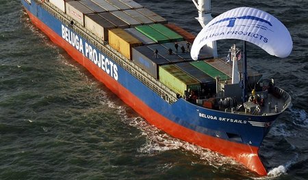 Innovativ: Frachter »Beluga SkySails« auf segelunterstützter Fah...
