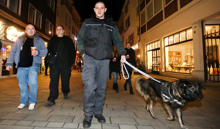 Die Hobbypolizei, dein Freund und Helfer? Bürgerwehr mit Hund in...