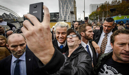 Bild mit Rassisten: Ein Mann fotografiert sich mit Geert Wilders...