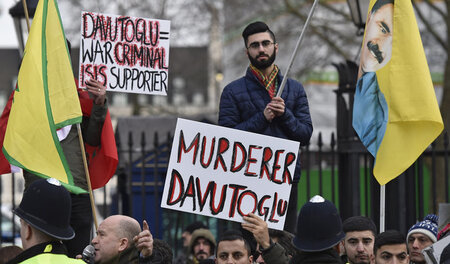 Protest gegen den Davutoglu-Besuch am Dienstag in London