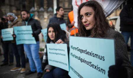 Diese Syrerinnen und Syrer wollten nach den sexistischen Übergri... Diese Syrerinnen und Syrer wollten nach den sexistischen Übergri...