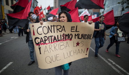 »Gegen den Weltkapitalismus«: Demonstration in Lima am 9. Oktobe...