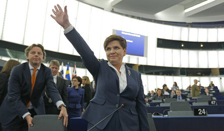 Ein wenig Symbolik für die Ränge: Ministerpräsidentin Beata Szyd...
