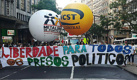 »Freiheit für alle politischen Gefangenen«: Auf der Auftaktdemo ...