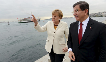 Angela Merkel (links) mit Ahmet Davutoglu in Istanbul am 18. Okt...