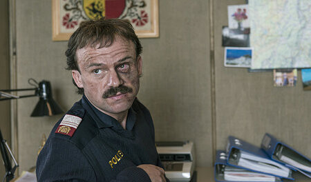 Hannes Muck (Gerhard Liebmann) wird durch die Ermittlungen in de...