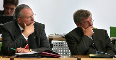 Die sächsischen Minister Buttolo (r.) und Mackenroth wissen nur ...