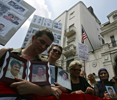 Protestaktion vor der US-Botschaft in Belgrad: Familien vermißte...