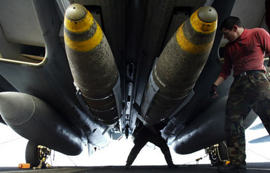 Smarte Bomben und Luft-Luft-Raketen aus US-Beständen für die Sch...