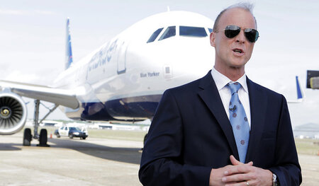 Airbus-Chef Tom Enders im Jahr 2013 vor einem Airbus A 320, Alab... Airbus-Chef Tom Enders im Jahr 2013 vor einem Airbus A 320, Alab...