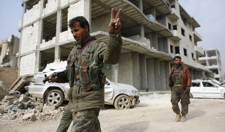 Gewonnen. YPG-Kämpfer patroullieren in den Straßen Kobanis (28. ...