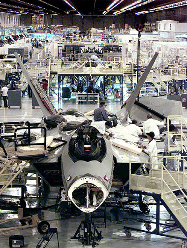 Milliardengeschäft Krieg: Jagdflugzeug F-22 in Montagehalle des ...