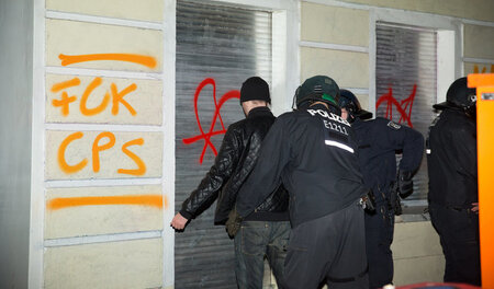 Willkür im »Gefahrengebiet«: Bereitschaftspolizisten kontrollier...
