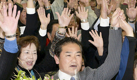 Okinawas Rechte ist in Feierlaune: Ginowans neuer und alter Bürg...