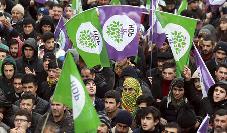 HDP-Anhänger demonstrieren gegen die Gewalt der Regierungstruppe...