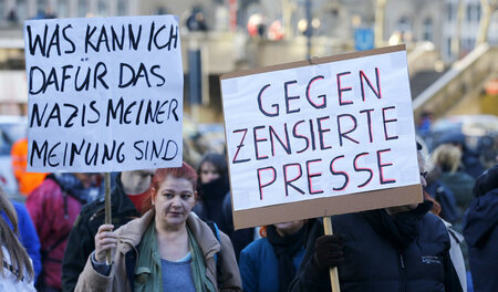 Geschürt werden die Ängste von oben, Rechte greifen sie auf: Peg...