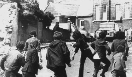 Troubled Times: Irische Kinder bewerfen ein Panzerfahrzeug der b...