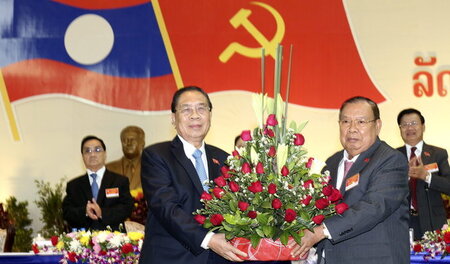 Blumen für den neuen Vorsitzenden der kommunistischen Partei: Bo...