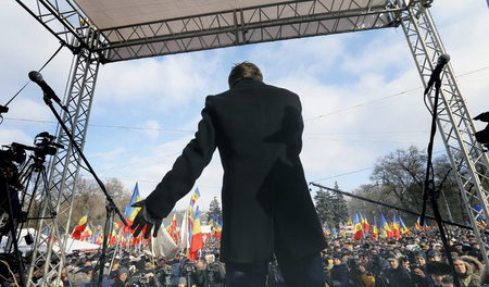 Zehntausende protestieren am Sonntag vor dem Regierungssitz in C...