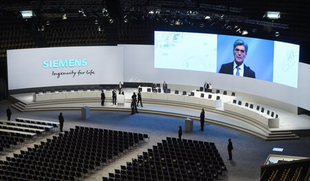Arena der Aktionäre: Siemens-Chef Kaeser bei einer Technikprobe ...