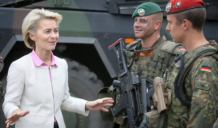 Bundesverteidigungsministerin Ursula von der Leyen (CDU) will 13...