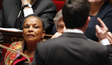 Frankreichs bisherige Justizministerin Christiane Taubira (links...