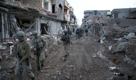 Türkisches Militär marschiert durch das ­zerstörte Cizre (22. Ja...