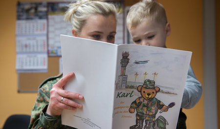 Die »young leaders« von morgen: Eine Soldatin zeigt ihrem Kind d...