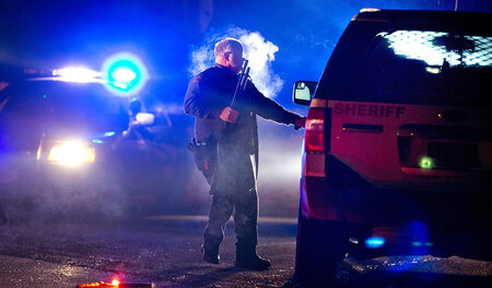 Es dampft noch, nach der Schießerei zwischen Polizei und rechten...