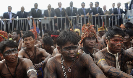 Indios protestieren in Brasilia gegen den Bau eines Wasserkraftw...