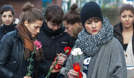 Nicht vergessen: Am Gedenkstein für Hatun Sürücü in Berlin legen... Nicht vergessen: Am Gedenkstein für Hatun Sürücü in Berlin legen...
