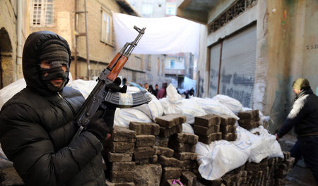 Kurdische Selbstverteidigungskräfte an einer Barrikade in der Al...