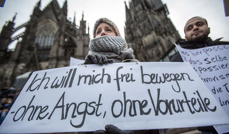 Gegen sexuelle Gewalt: Demonstration in Köln vor dem Hauptbahnho... Gegen sexuelle Gewalt: Demonstration in Köln vor dem Hauptbahnho...
