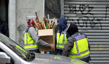 Spanische Polizisten tragen in Madrid beschlagnahmtes Material a... Spanische Polizisten tragen in Madrid beschlagnahmtes Material a...