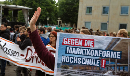 »Elitekonzept« angeprangert: Protest von Studierenden vor dem La... »Elitekonzept« angeprangert: Protest von Studierenden vor dem La...