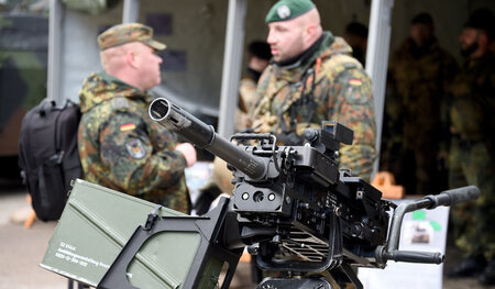 Vor dem Abflug eine Waffenschau, parallel zur Bundestagsabstimmu... Vor dem Abflug eine Waffenschau, parallel zur Bundestagsabstimmu...