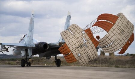Ein Russischer Kampfjet landet auf dem Syrischen Flughafen Hmeim... Ein Russischer Kampfjet landet auf dem Syrischen Flughafen Hmeim...