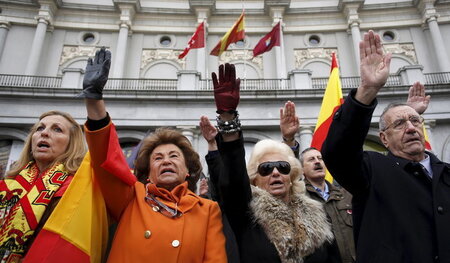 Nein, das ist nicht die PSOE: Hier feiern Faschisten im November... Nein, das ist nicht die PSOE: Hier feiern Faschisten im November...