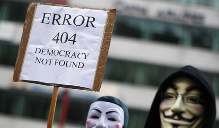 Systemfehler, Demokratie nicht aufzufinden: Demonstration in Wie... Systemfehler, Demokratie nicht aufzufinden: Demonstration in Wie...